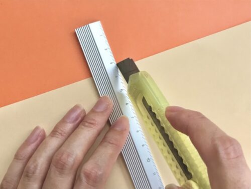 紙を裁断して印刷・装飾を行う