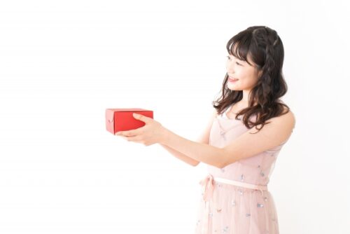 日頃会う職場の上司や近場の友達には手渡しする